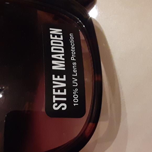 Steve Madden Sunglasses - Picture 2 of 11